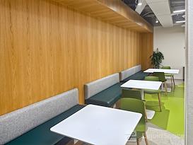 SPACES | BC, Vancouver - Green Lamp