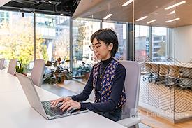 SPACES | BC, Vancouver - Green Lamp