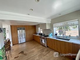 Creative Space on Main St. 2 blocks from the beach