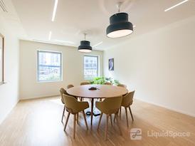 SPACES | La Defense, Cours Valmy