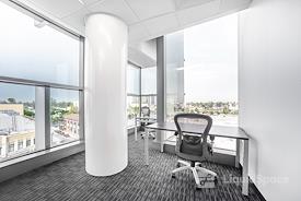 Regus || Lankershim Plaza