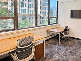 HQ | IL, Chicago - E Huron St