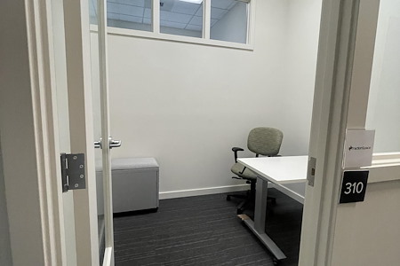 TractionSpace 748 - Office 310