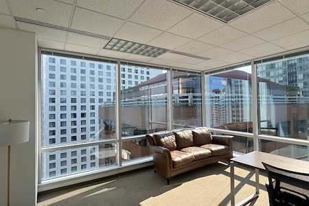 (SEA) Seattle Downtown - Corner Office with 21st Floor Views!