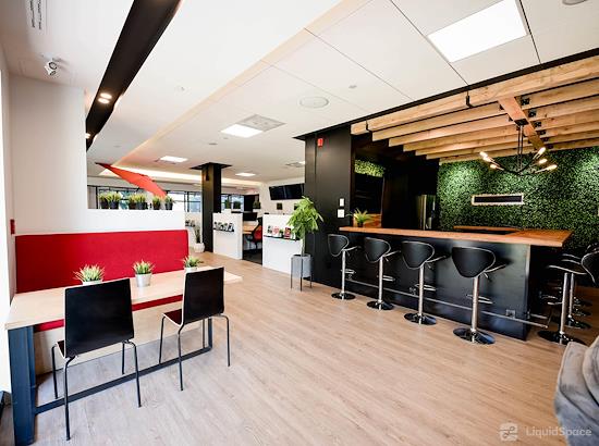 Working at 2727 Coworking at Montréal