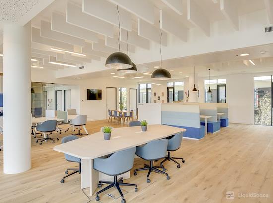 Working at HQ | IL, Chicago - E Huron St at Chicago