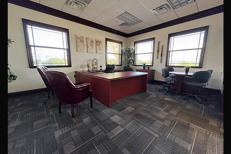 Remote Workspace and Reading Lounge - Presidential Suite #18