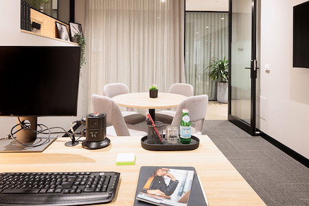 United Co. - Paris Consulting Room / 4 Seats