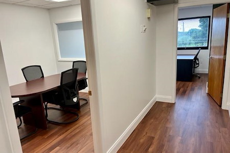 Crown Center Executive Suites (CCESuites) - 372 525 SQ FT Team Window Office for 4-8