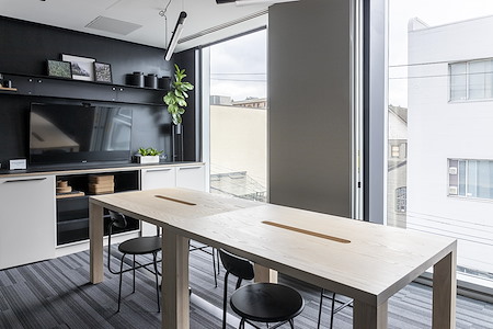 Pavilion Cowork - Douglas Boardroom - Window Modern
