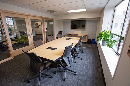 TractionSpace 748 - B&B Glass-Boardroom