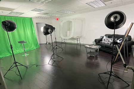 Vertical Link - Pro Photo Studio w/lights + backgrounds