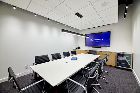 iQ Offices | 302 Bay St. - London (LSE) Room