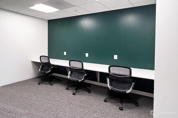 Carr Workplaces - Friendship Heights - Touchdown Desk