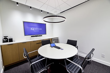 iQ Offices | 302 Bay St. - Bombay (BSE) Room