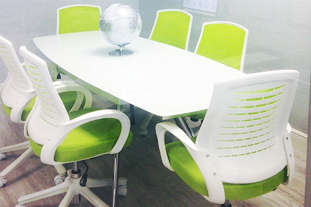 CoworkLWR - 6 Person Glass Conference Room 47" TV