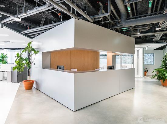 Working at SPACES | BC, Vancouver - Green Lamp at Vancouver