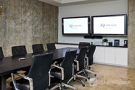 iQ Offices | 250 University Ave.