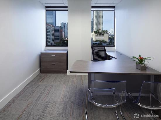 Working at Group Office Space 24 at Miami