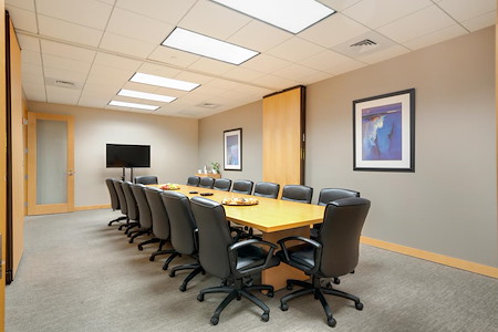 Office Edge - Coral Gables - 14 Person Meeting Room